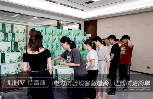 浓浓端午情，，，，，，粽香暖人心 | 武汉银娱优越会官网为职工发放端午福利(图6)